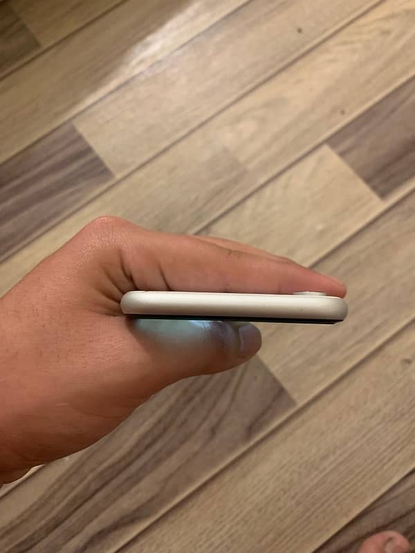 iphone xr (fu back broken) 4