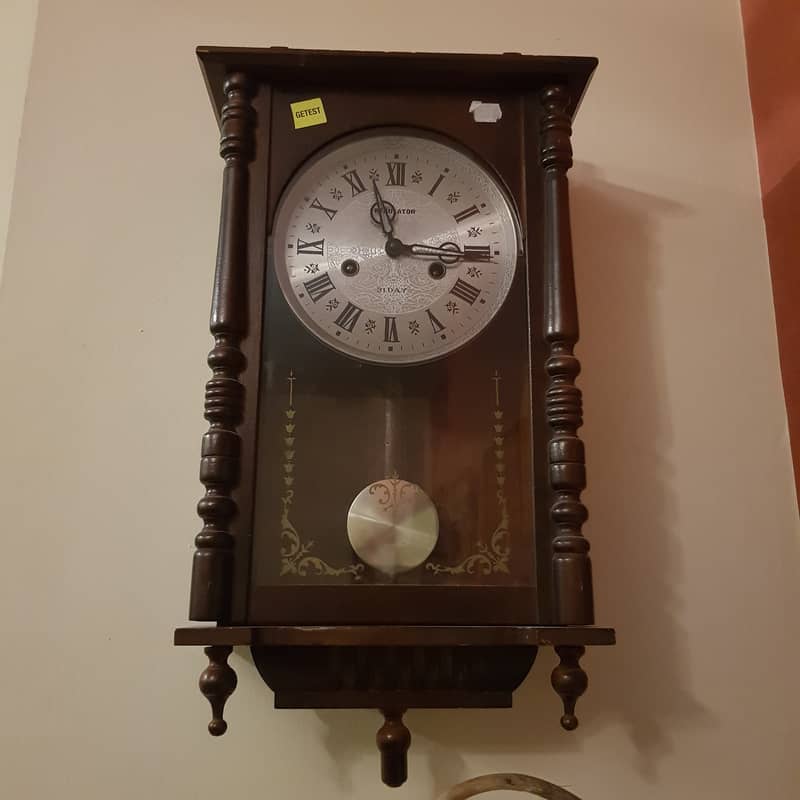 Vintage winding clock 31 days with hour chimes having key 0