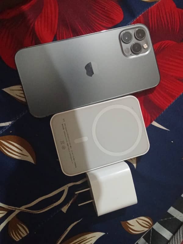 12 pro/magsafe/charger 1