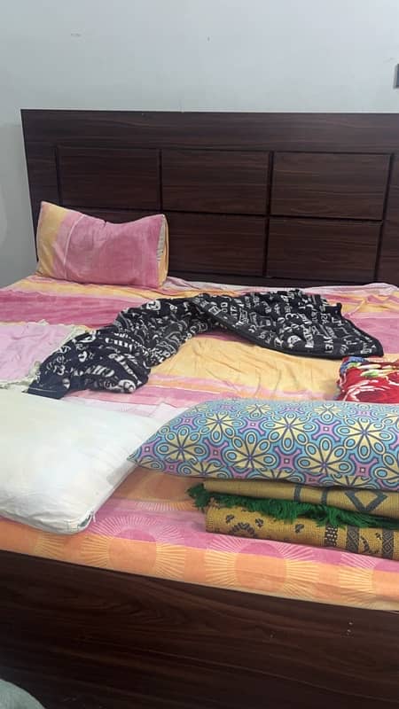 bed room set who wants contact in 03363156446 and 0333751401 3