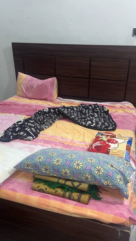 bed room set who wants contact in 03363156446 and 0333751401 7