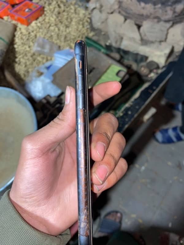 IPhone 11 64 GB health 84 % 10/10 condition 2