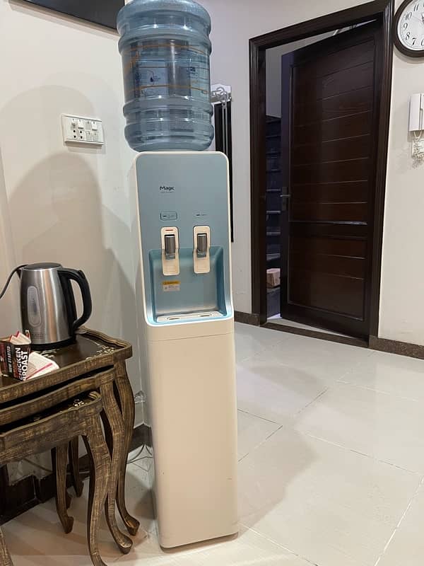 WATER DISPENSER MAGIC COMPANY MADE IN KOREA. 2