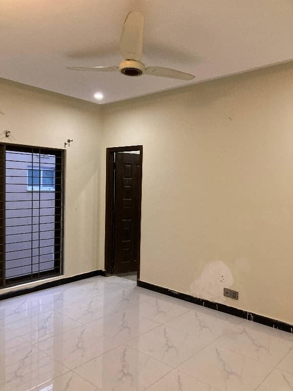 10 Marla House In Bahria town For Rent 5