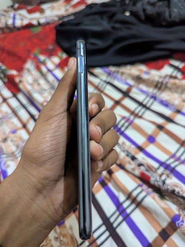 Samsung S10e 10by10 without any scratch urgent sale 3