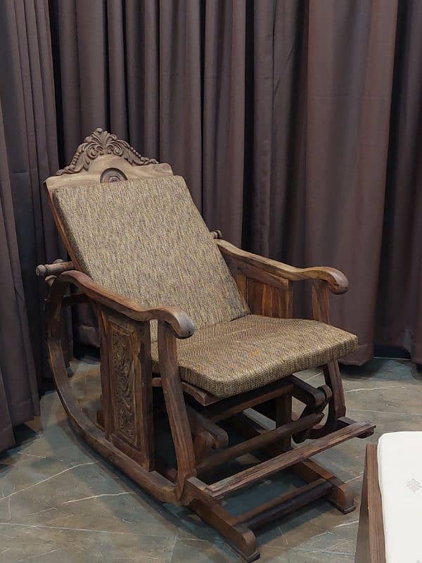 ROCKING CHAIR FOR SALE SLIGHTLY USED 0