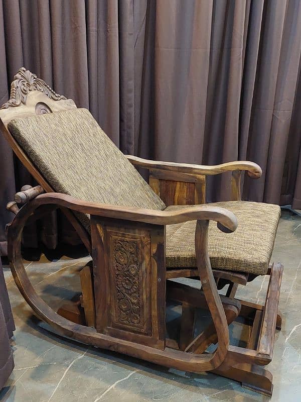 ROCKING CHAIR FOR SALE SLIGHTLY USED 1