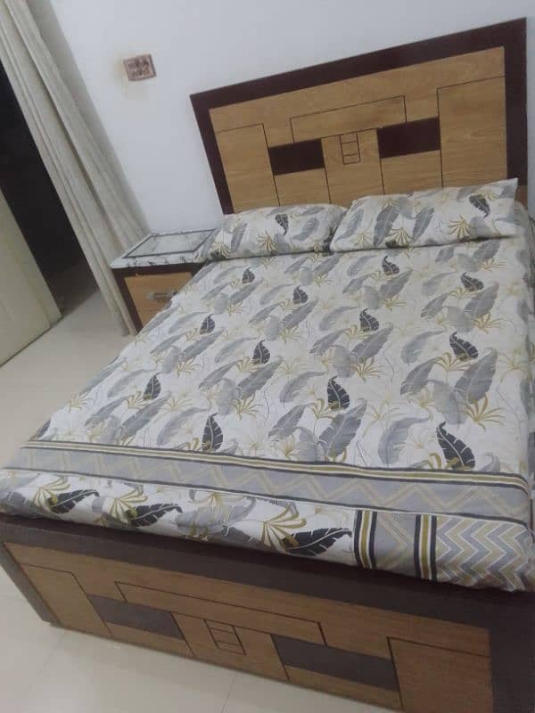 bed with 5 door Almari for sale 1