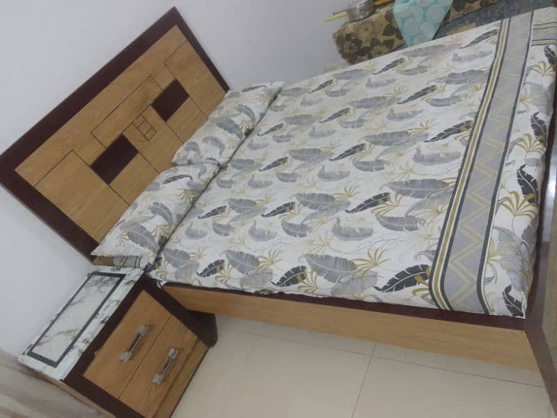 bed with 5 door Almari for sale 2