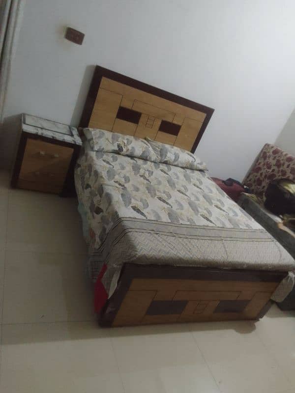 bed with 5 door Almari for sale 3