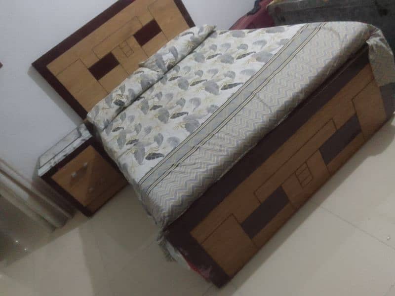 bed with 5 door Almari for sale 4