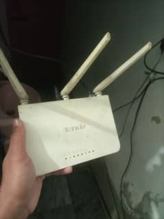 Tenda triple entena router with adapter