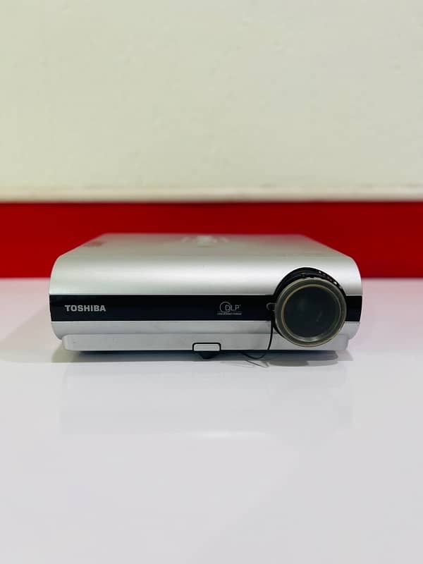 Toshiba DLP Projector + 6x6 Rolling Screen 0