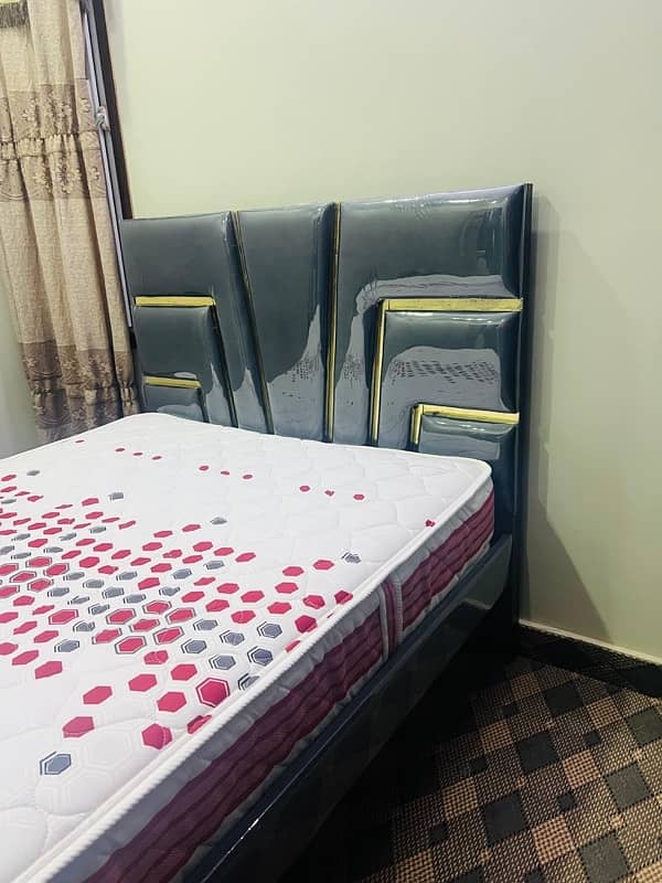 Beautiful stylish single bed 4/6.5 feets without mattress 0