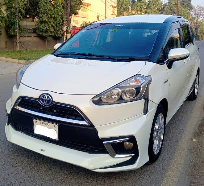 Toyota Sienta Hybrid 1