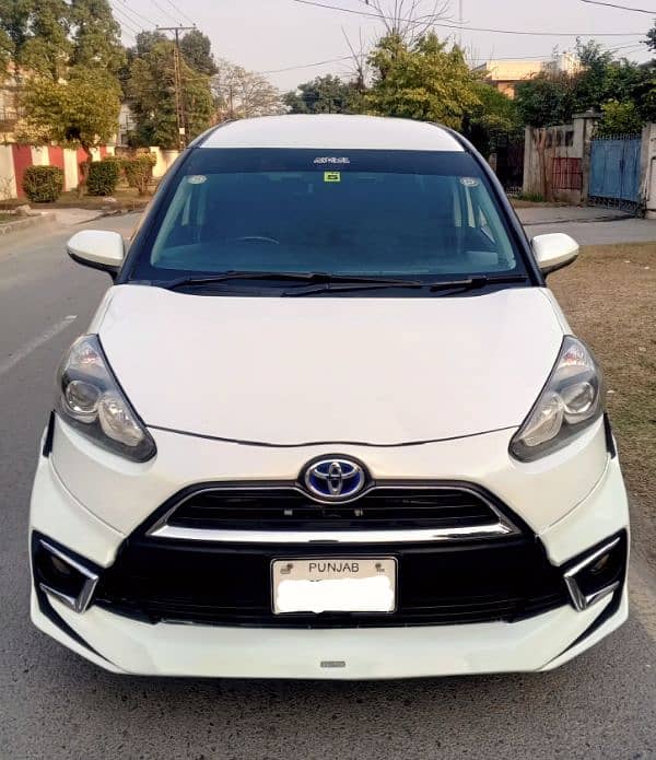 Toyota Sienta Hybrid 3