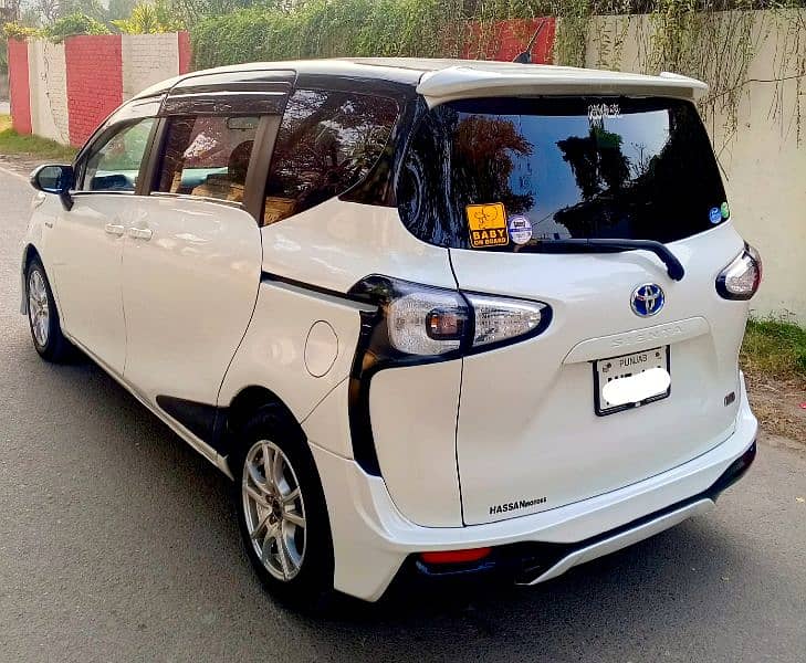 Toyota Sienta Hybrid 4