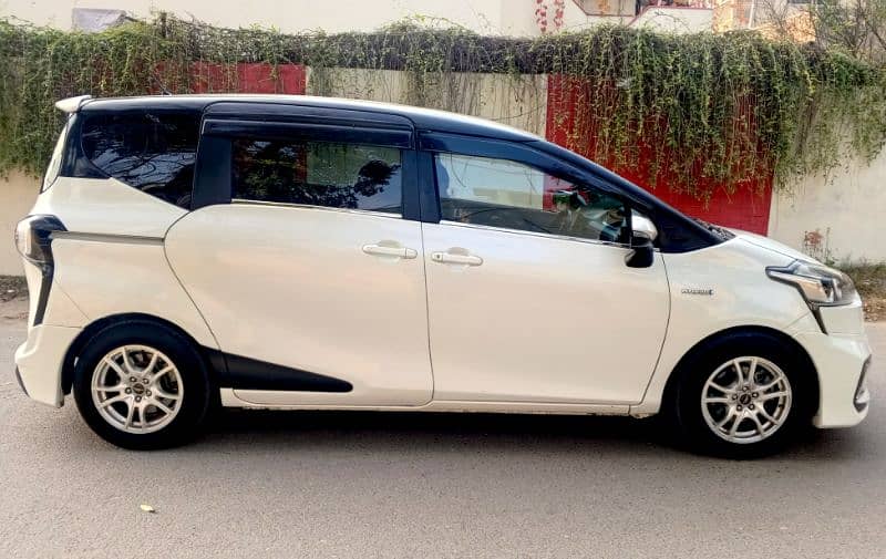 Toyota Sienta Hybrid 7