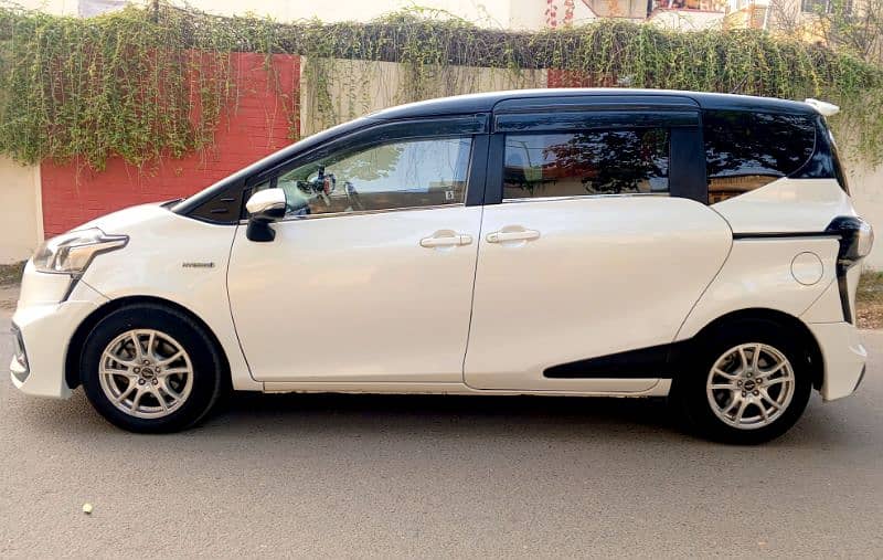 Toyota Sienta Hybrid 8