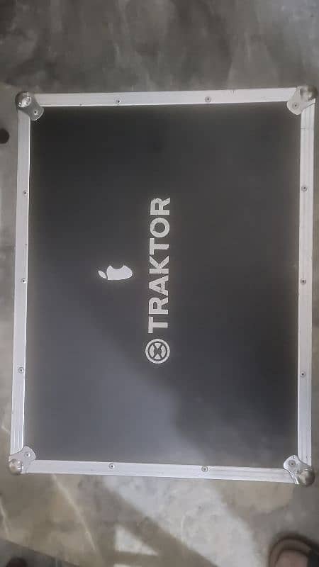 Traktor S8 DJ Controller  . . screens off / DJ Controller 1