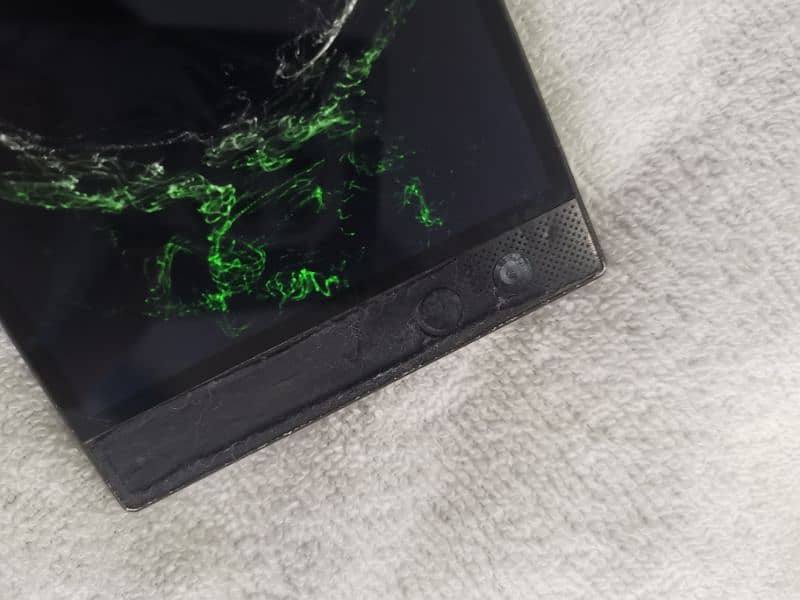 Razer Phone 2 perfect Gaming experience 8gb 64gb 120hz display Non pta 7