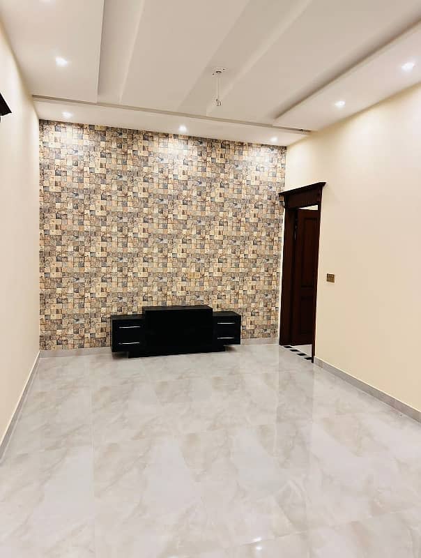 10 Marla Beautifully Designed Lower Portion For Rent In Park View City Lahore. 3