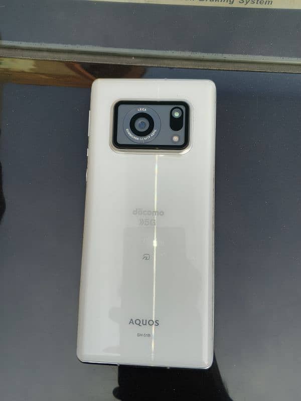 Docomo Aquos R6 1