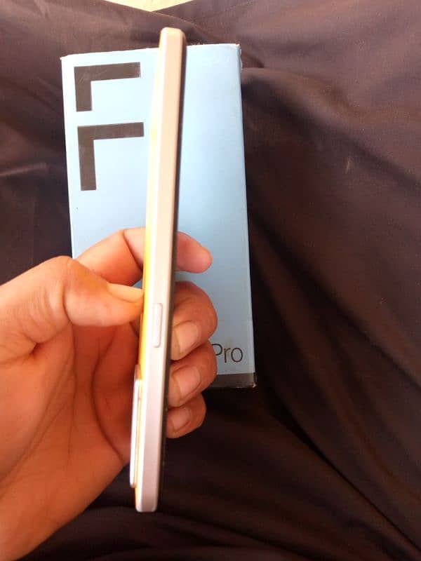 I'm selling my mobile phone F21 pro 2