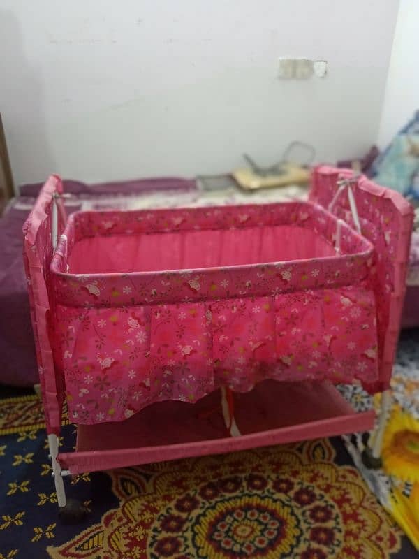 Clean used baby bed 1