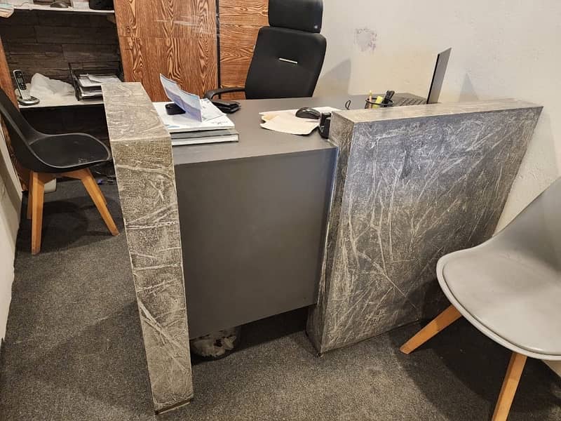 stylish office table in excellent condition 0