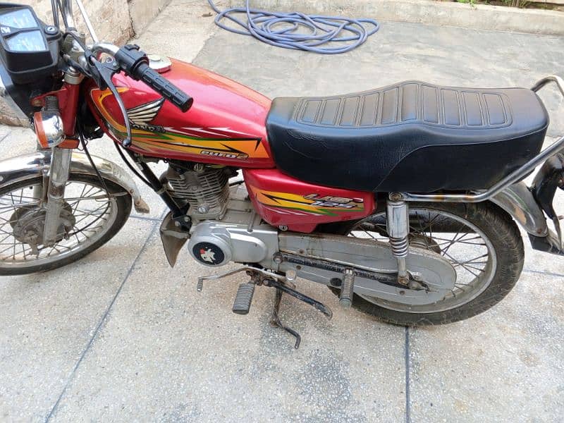 united cg 125cc us euro-2 bike red colour lahore number good condition 12