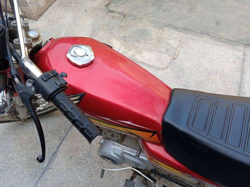 united cg 125cc us euro-2 bike red colour lahore number good condition 17