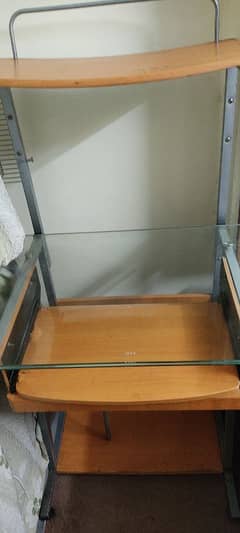 computer table in good condition