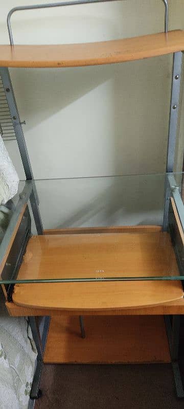 computer table in good condition 0