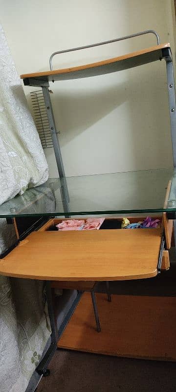 computer table in good condition 1