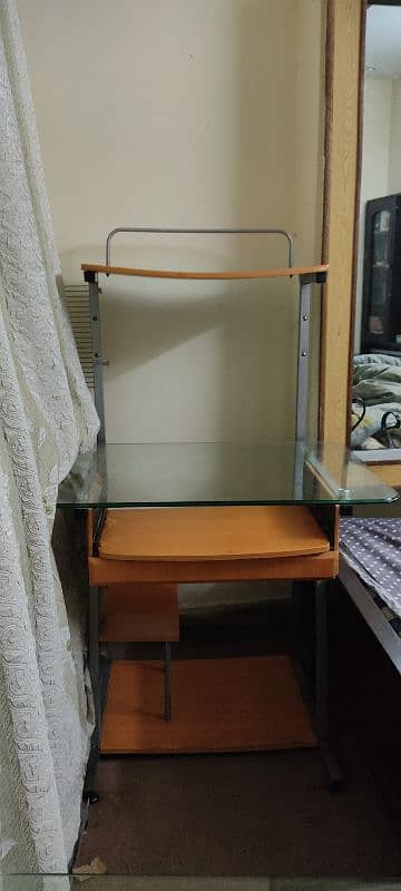 computer table in good condition 3