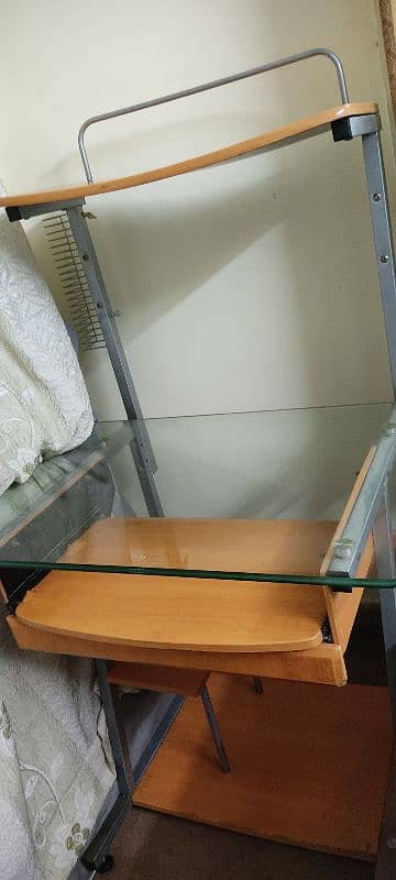 computer table in good condition 5