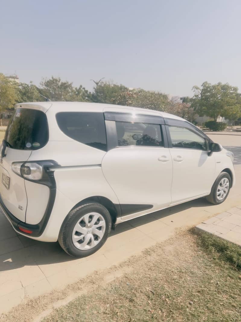 Toyota Sienta 2015 9