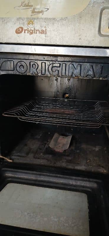 Cooking Range with 3 Stoves and Working Oven 3