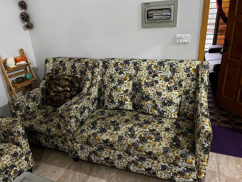 2 sofa set . both are 7 seater 4