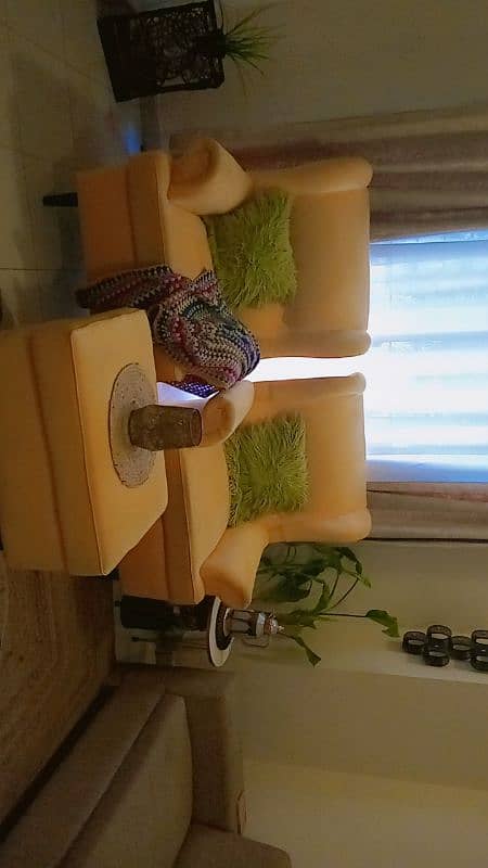 2 King-Size Sofa Chairs with Table – Excellent Condition 1