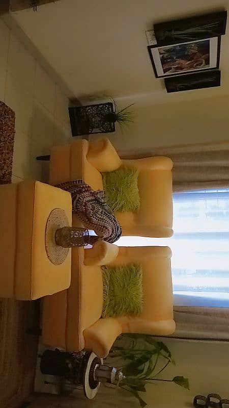 2 King-Size Sofa Chairs with Table – Excellent Condition 3