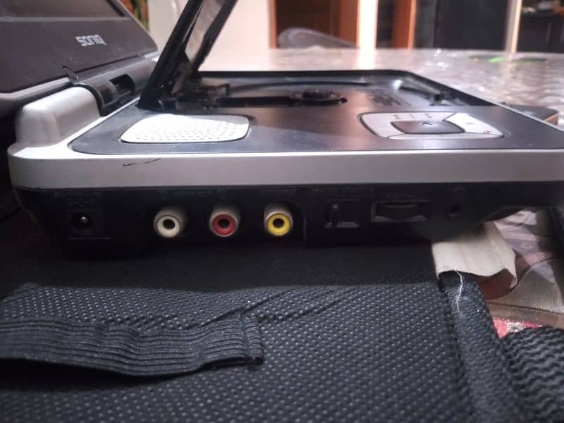 CD/DVD player in good condition imported from Australia 4