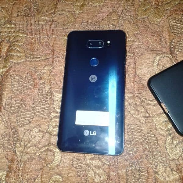 lg v30 4/64 new condition 2