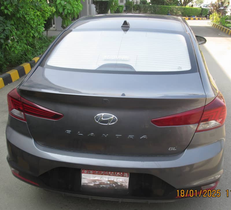 Hyundai Elantra, Automatic 1600cc, Model 2022, Color Grey, Company mai 3