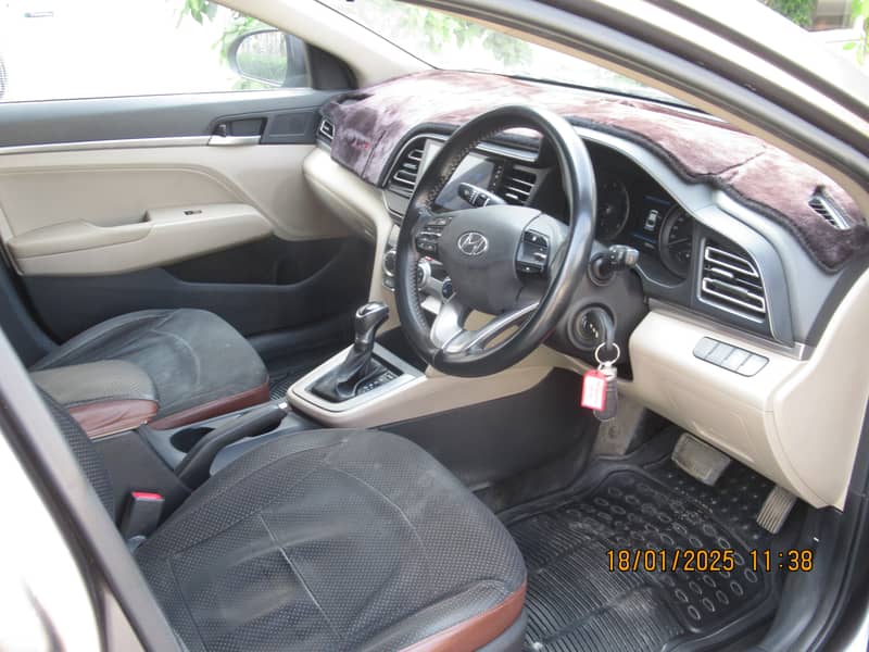 Hyundai Elantra, Automatic 1600cc, Model 2022, Color Grey, Company mai 4