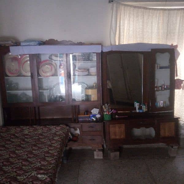 showcase aur dressing old item 30year old item selling price 16000only 0