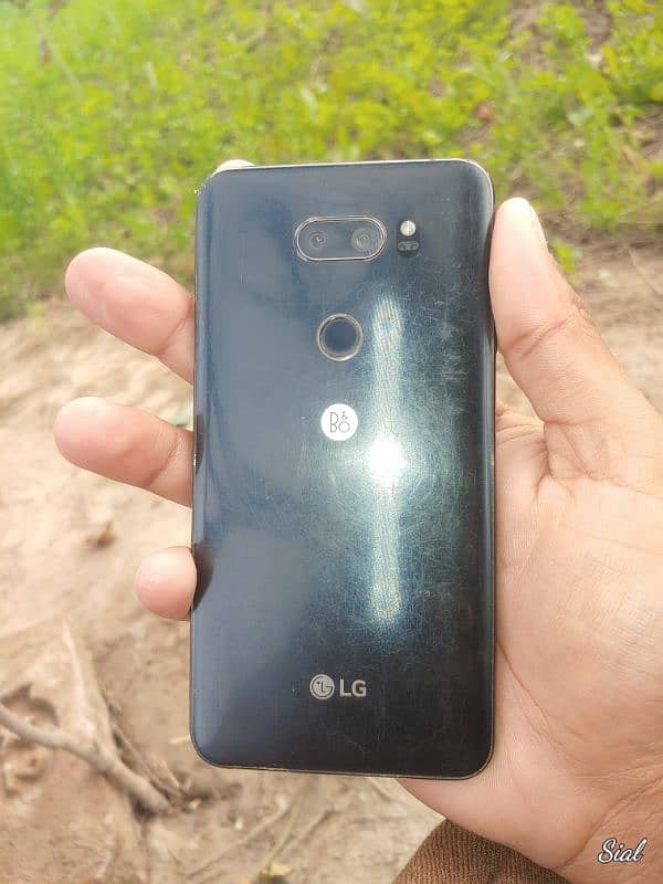 lg v30 4gb 64gb official pta approved 1