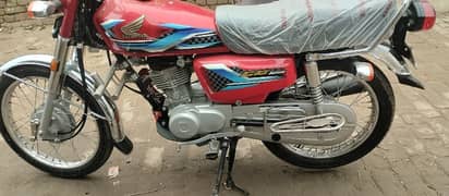 CD 125 bike 2100 kilo metar Chali hai. . . 03016804766