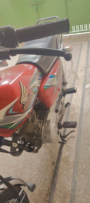 Honda 125 red colour 8